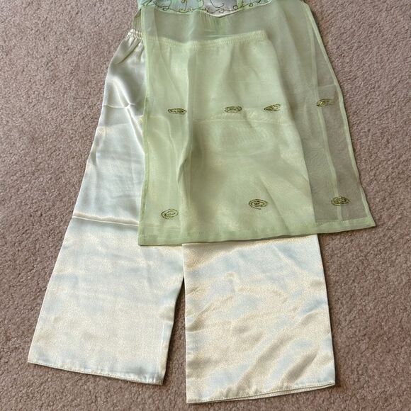 Vietnamese outfit - Picture 4 of 4